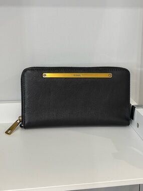 NWT Fossil Black Leather Zip Wallet with Gold Accent Bar Wristlet Strap Hidden